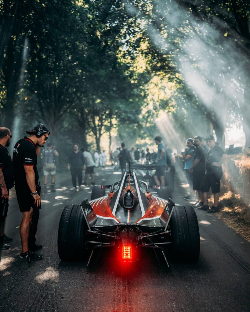 Carro de formula E por trás em uma floresta