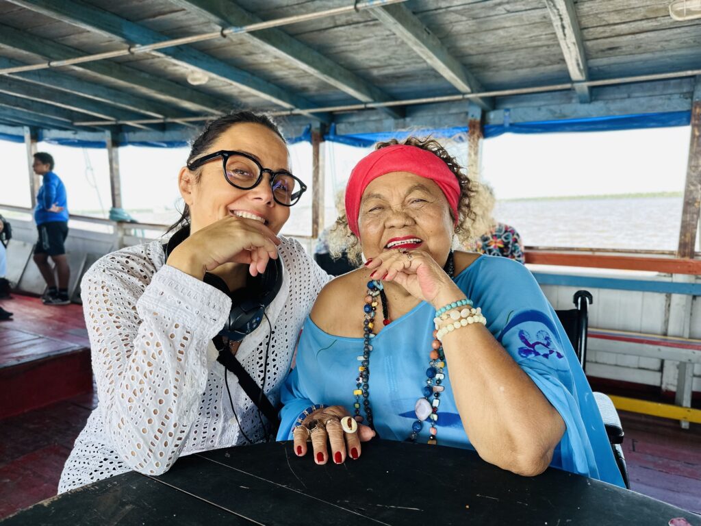 Duas mulheres lado a lado posando para a foto