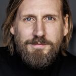 BEN KINGSLEY, MAX MINGHELLA E PEKKA STRANG SE JUNTAM AO ELENCO DA QUARTA TEMPORADA DE ‘THE WHITE LOTUS’