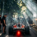 Carro de formula E por trás em uma floresta